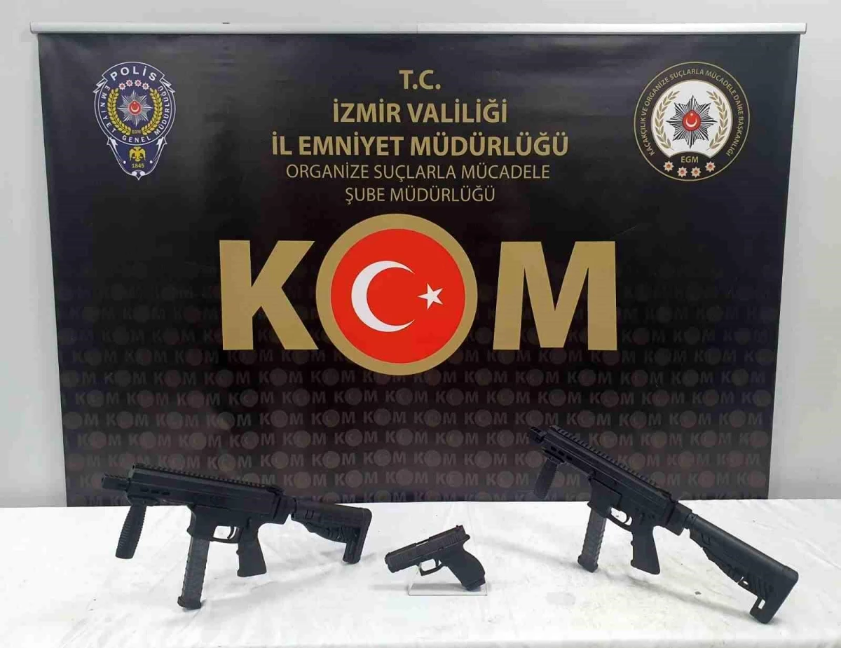 İzmir\'de silah sevkiyatı operasyonunda 2 akrep ve 1 tabanca ele geçirildi