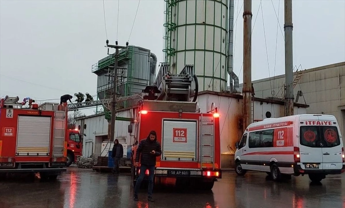 Sivas\'ta Fabrikada Oksijen Tüpü Patladı: 2 İşçi Yaralandı