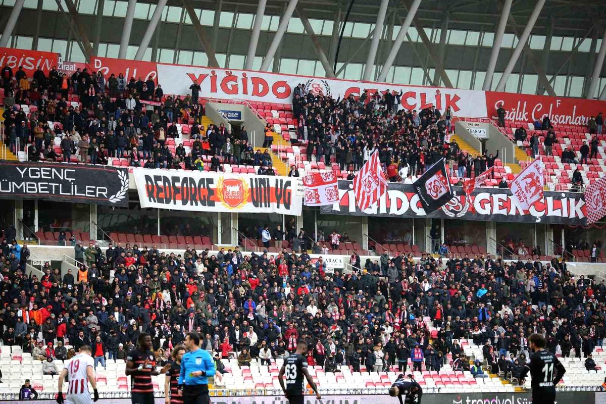 Sivasspor-Gaziantep FK Maçını Az Sayıda Taraftar Takip Etti