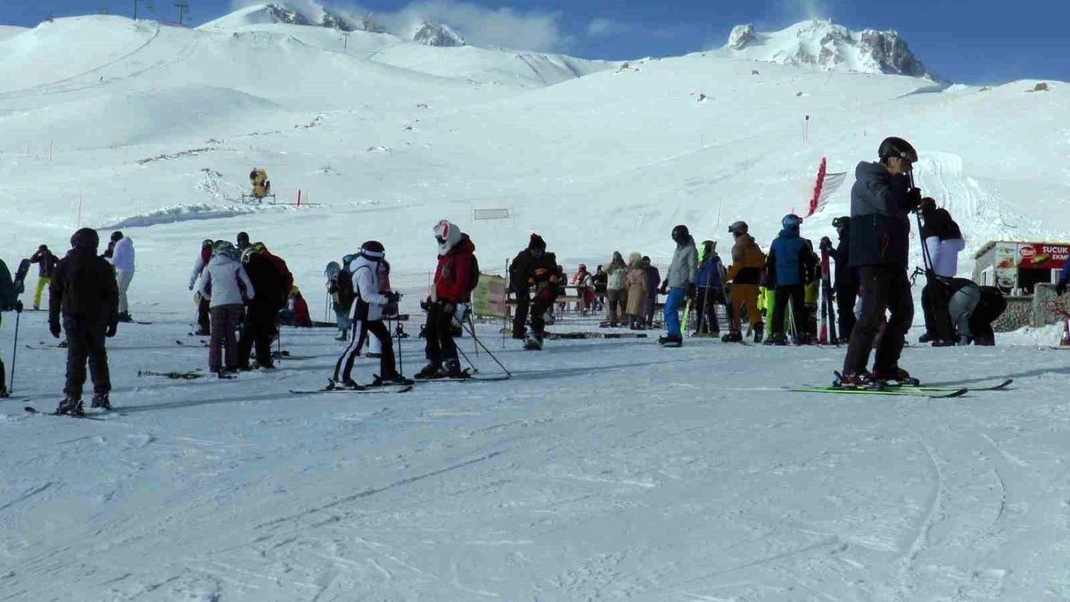 Erciyes Kayak Merkezi\'nde Sömestir Tatili Yoğunluğu