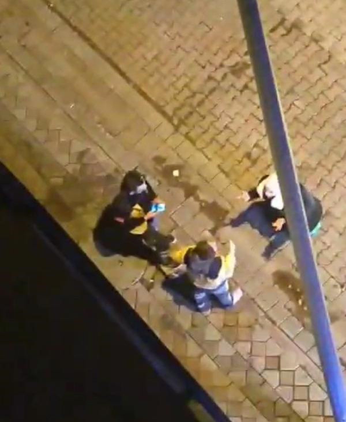 Sağlık görevlilerine saldıran hasta kadın kameraya yansıdı