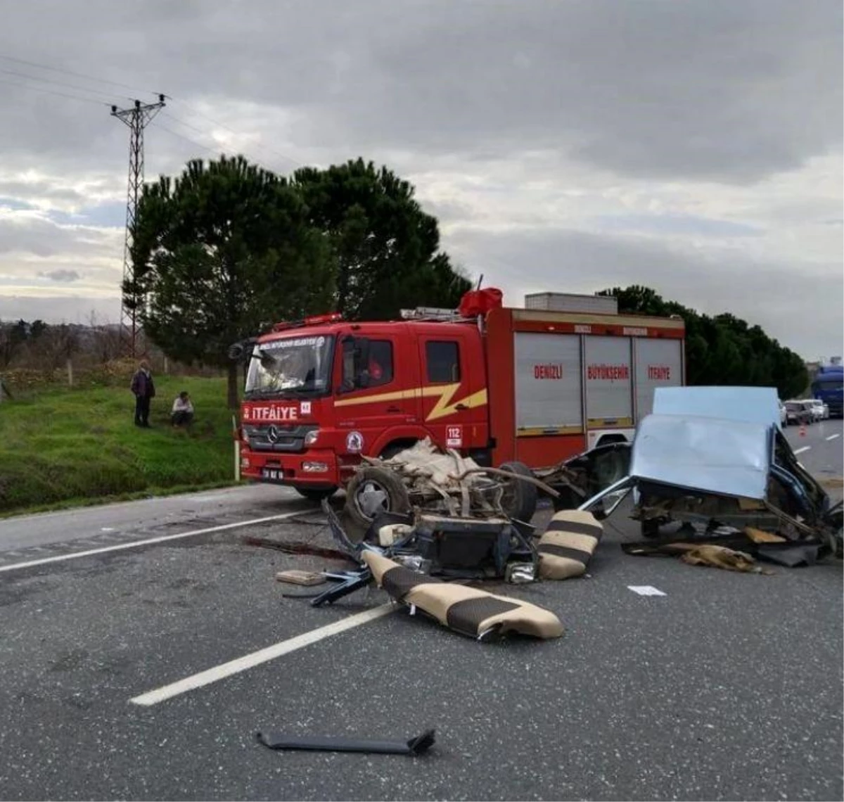 Denizli\'de korkunç kaza: Otomobil ikiye bölündü, 3 kişi yaralandı