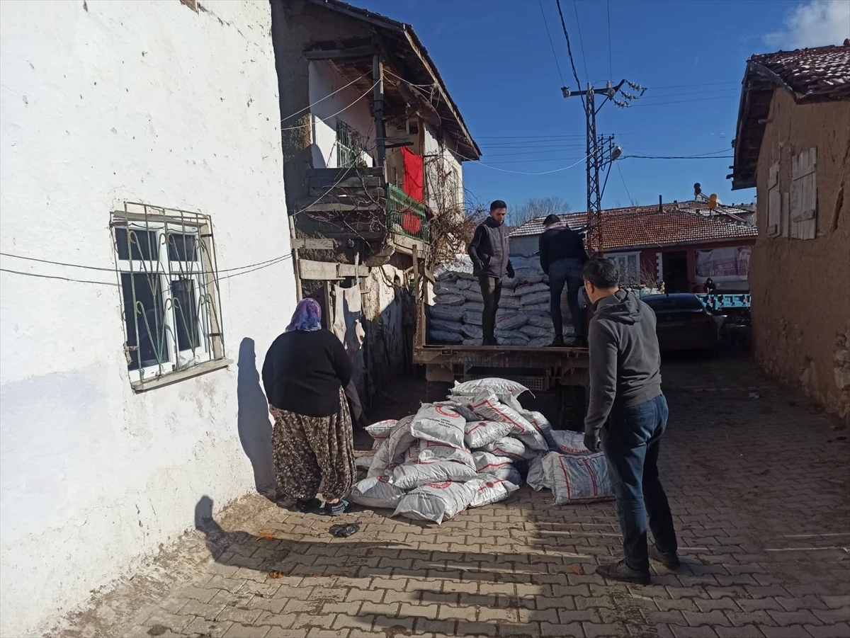 Tokat\'ın Sulusaray ilçesinde 677 aileye ücretsiz kömür dağıtıldı