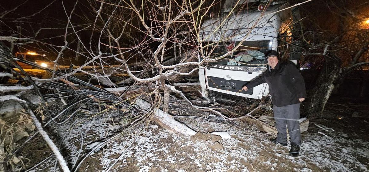 Tokat\'ta Tomruk Yüklü Tır Devrildi, Çevre Yolu Ulaşıma Kapandı