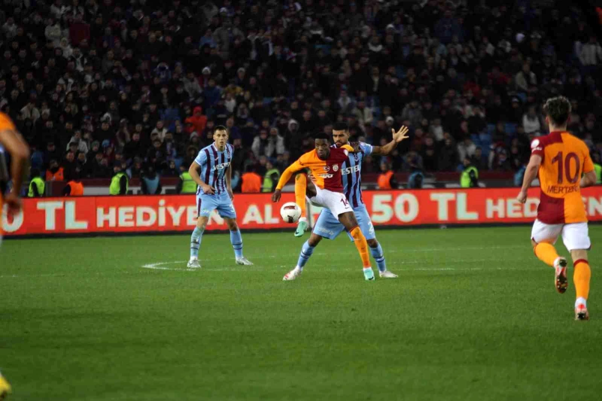 Trabzonspor ile Galatasaray Arasındaki Maçın İlk Yarısı Galatasaray\'ın 1-0 Üstünlüğüyle Sonuçlandı