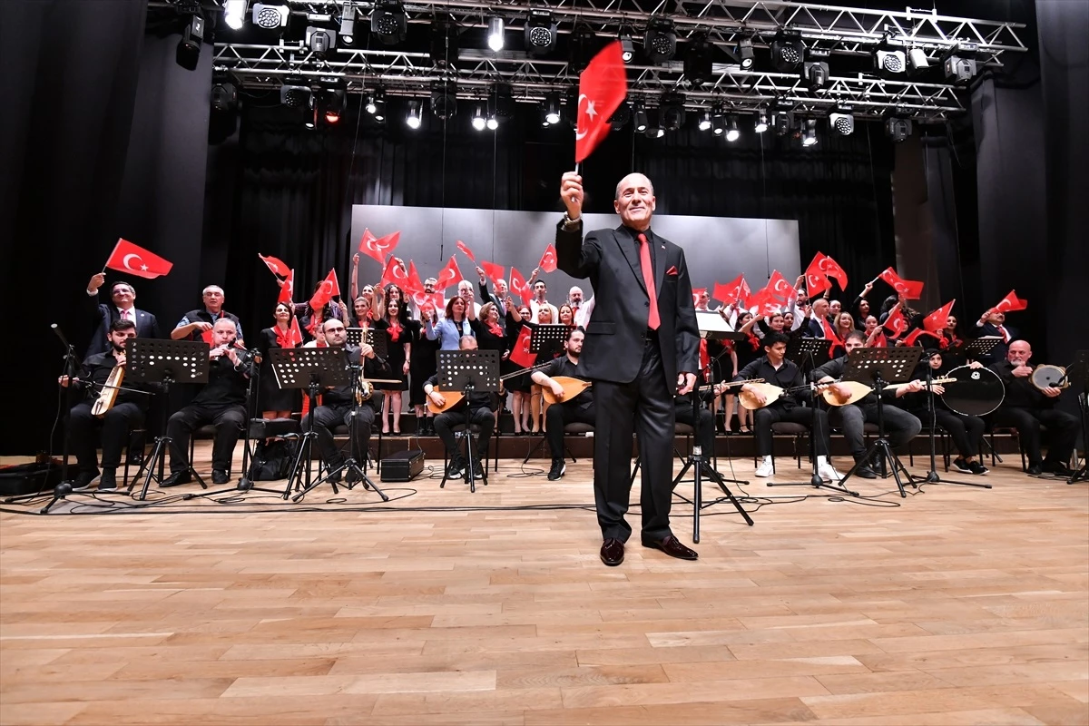 Kocaeli Üniversitesi\'nde Türk Halk Müziği Korosu 29 Yıldır Şef İsmet Ünsal İle Faaliyetlerine Devam Ediyor