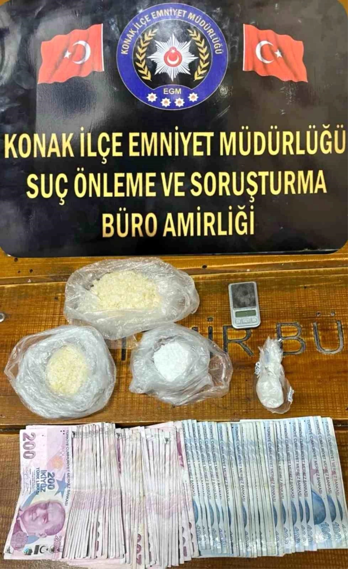 İzmir\'de Uyuşturucu Ticareti Yapan 5 Şüpheli Tutuklandı