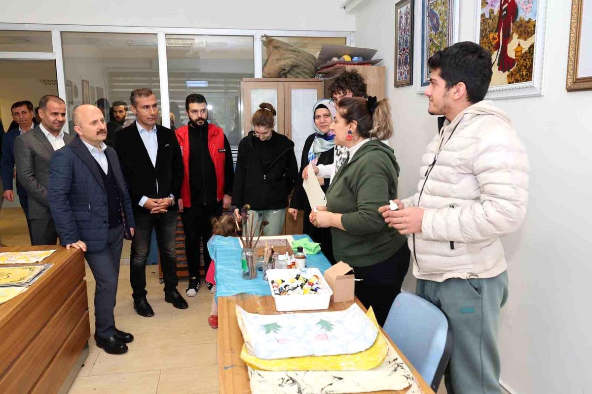 Adıyaman Valisi Osman Varol, gençlik merkezinde kursları inceledi