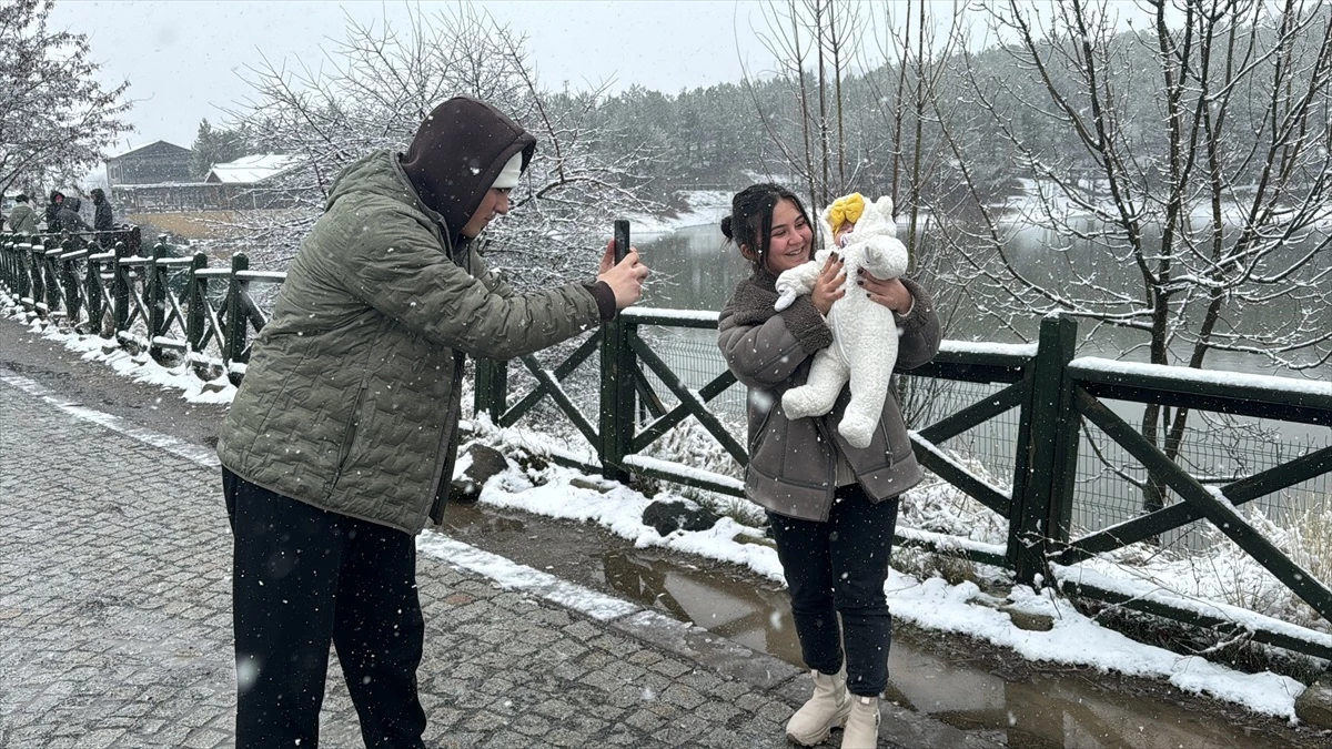 Yozgat\'ta Kar Yağışı: Evler ve Araçlar Beyaza Büründü