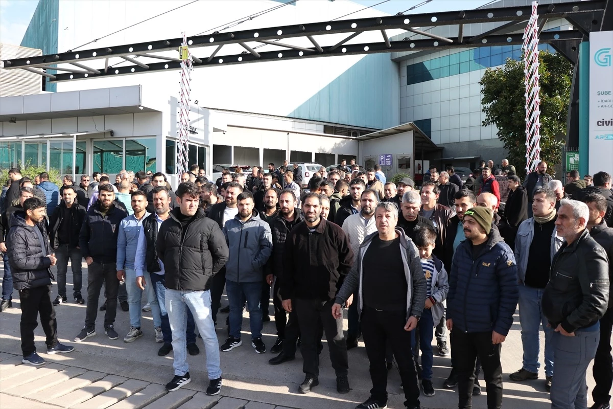 Adana\'da işçiler maaşlarını alamadıkları için eylem yaptı