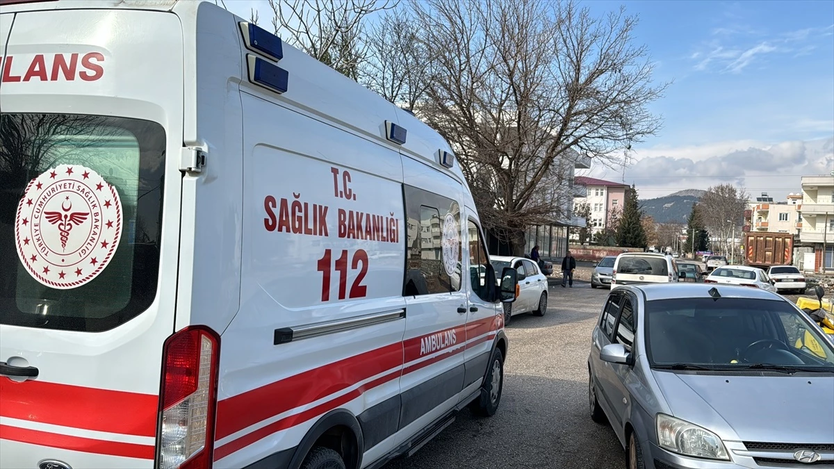 Adıyaman\'da ambulans ile otomobil çarpışması: 1 sağlık görevlisi, 2 kişi yaralandı