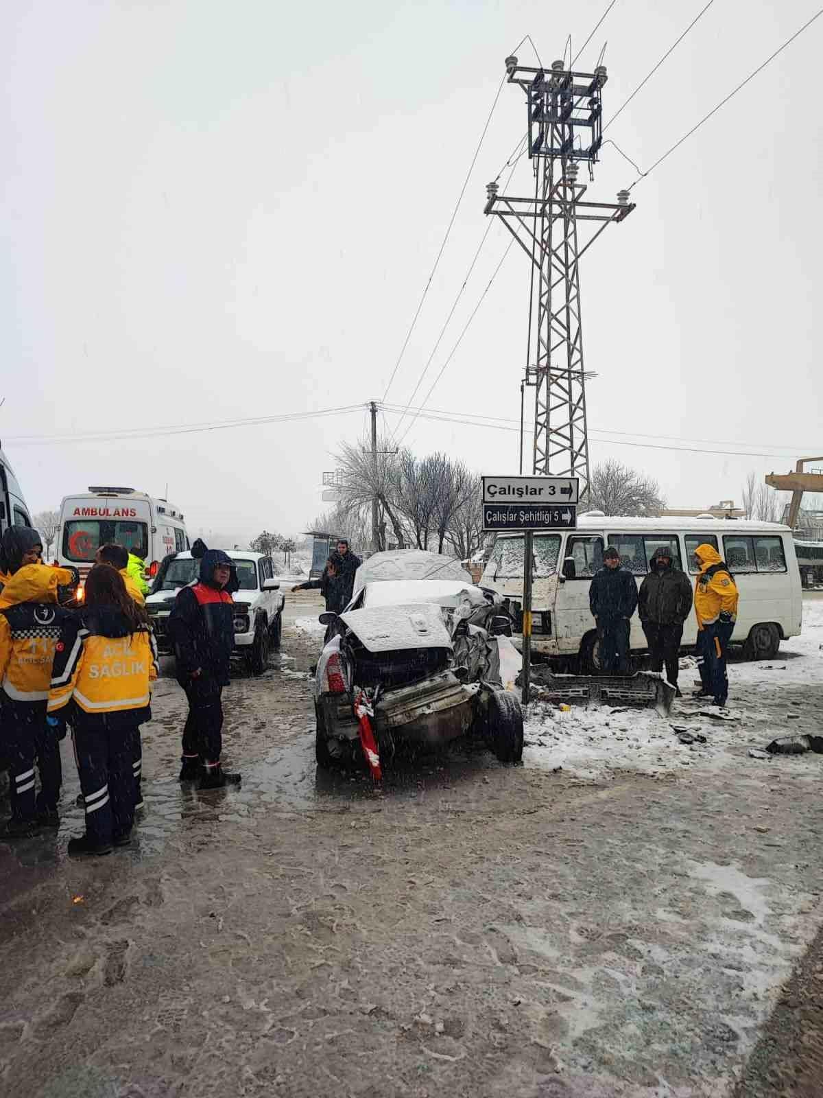 Afyonkarahisar\'da çarpışan otomobillerden biri direğe çarparak durdu, 5 kişi yaralandı