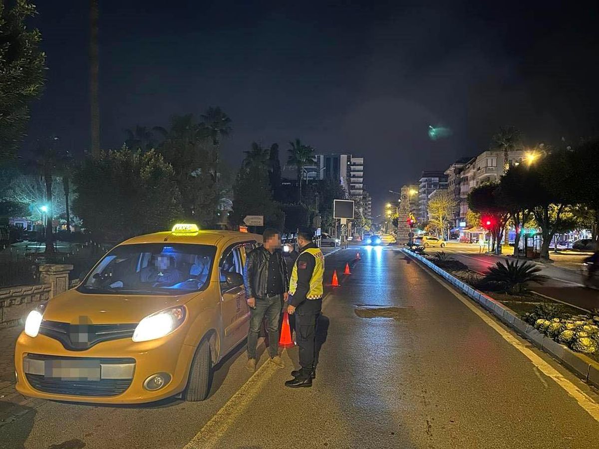 Alanya\'da yapılan trafik uygulamasında 48 araç ve sürücüsüne 94 bin 474 lira ceza kesildi