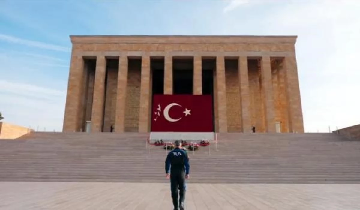 Türkiye\'nin ilk astronotu Alper Gezeravcı Anıtkabir\'i ziyaret etti