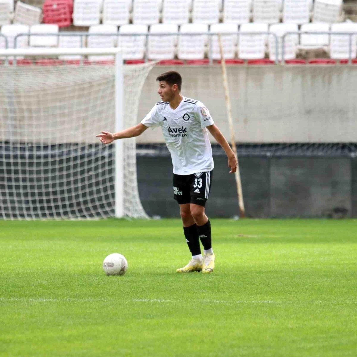 Altay\'ın genç oyuncusu Efe Sarıkaya, Fransa Ligue 2 takımı Grenoble ile anlaştı