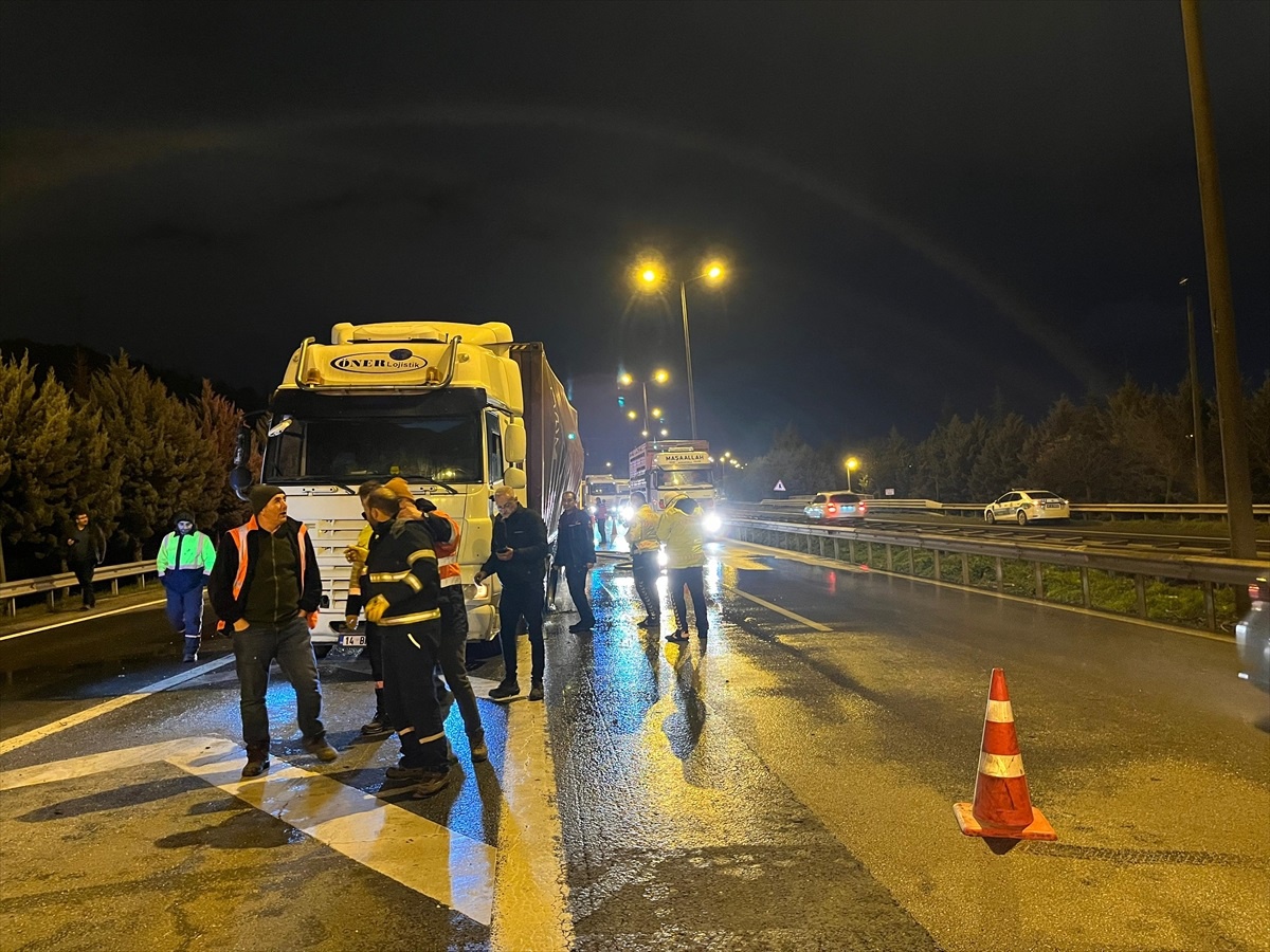 Anadolu Otoyolu\'nda çıkan yangında itfaiye personeli yaralandı