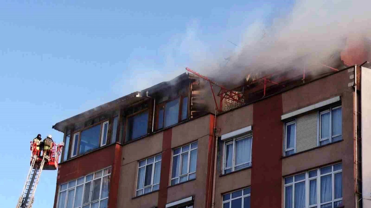 Ankara\'da çıkan çatı katı yangını itfaiye ekipleri tarafından söndürüldü