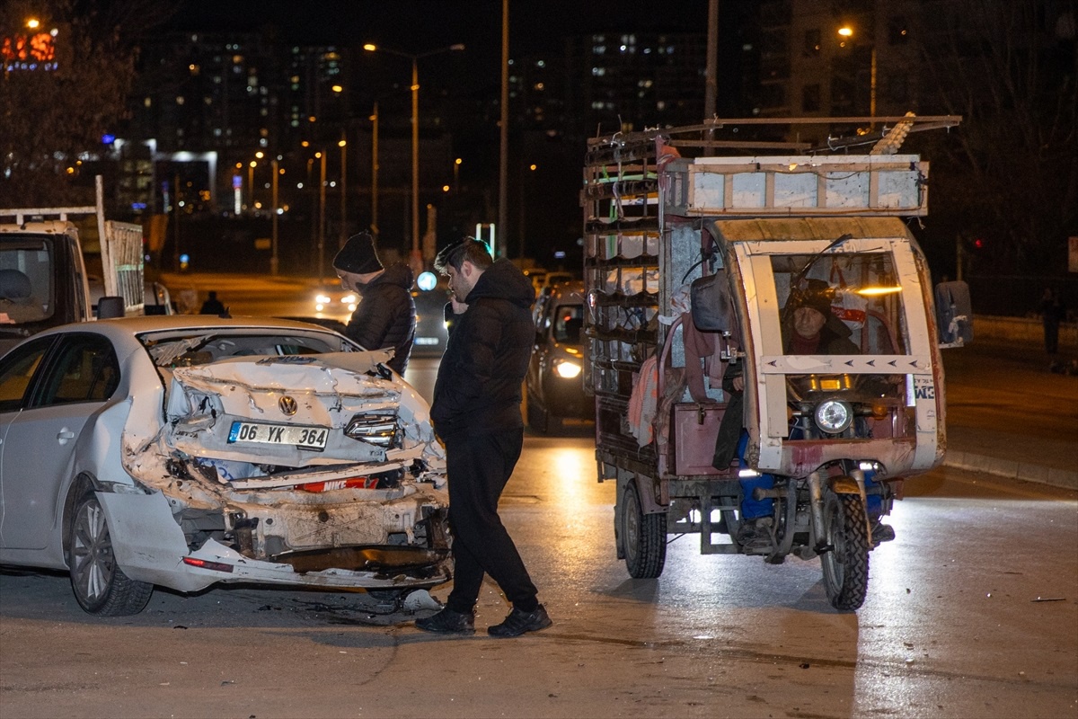 Ankara\'da freni patlayan kamyon 10 araca çarptı, 3 kişi yaralandı