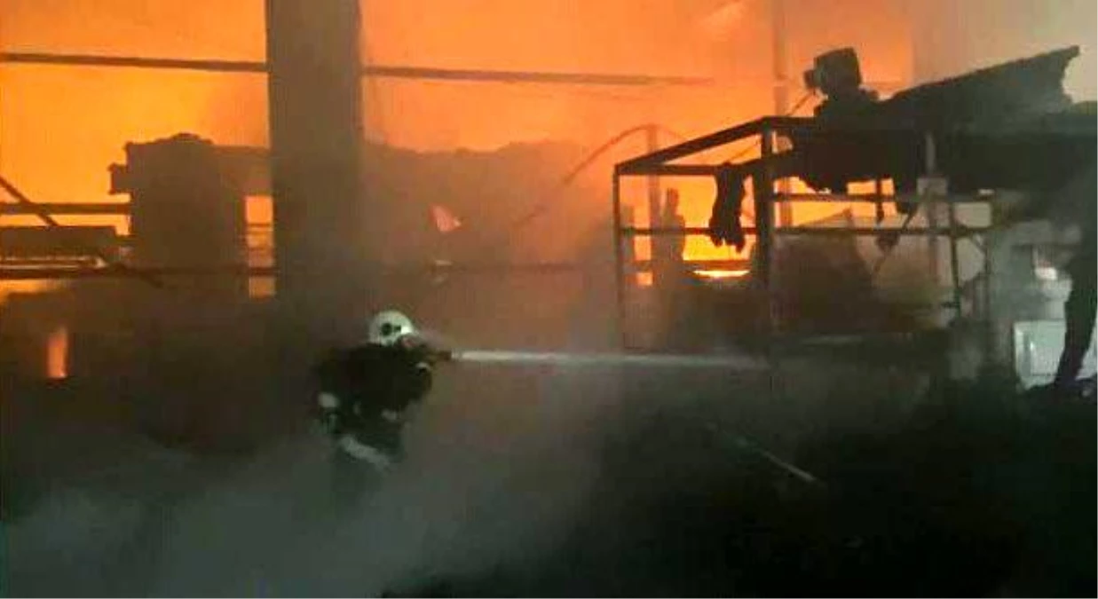 Antalya\'da Organize Sanayi Bölgesi\'nde Plastik Kasa Fabrikasında Yangın Çıktı