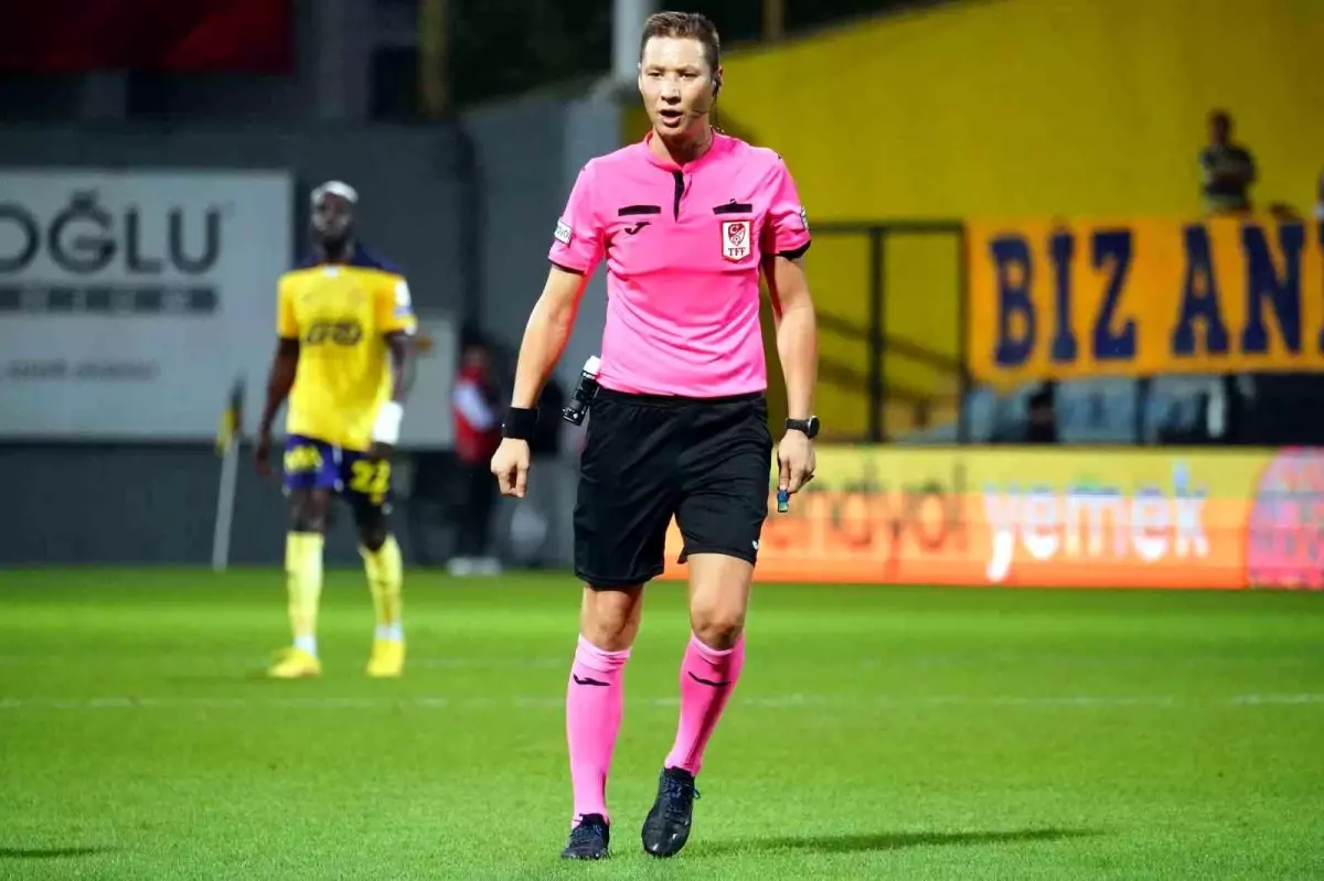 Trendyol Süper Lig'in 22. haftasında Antalyaspor ile Sivasspor arasında çarşamba günü oynanacak maçta hakem Turgut Doman düdük çalacak.