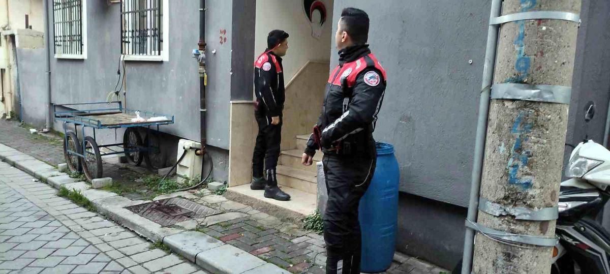 Denizli\'de 13 aranma kaydı bulunan şahıs, polise çatıda teslim oldu