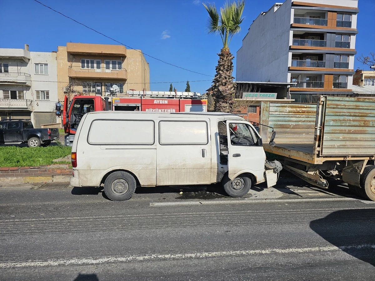 Aydın\'da 4 aracın karıştığı trafik kazasında 2 kişi yaralandı
