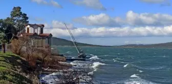 Ayvalık'ta fırtına nedeniyle yelkenli tekne karaya oturdu