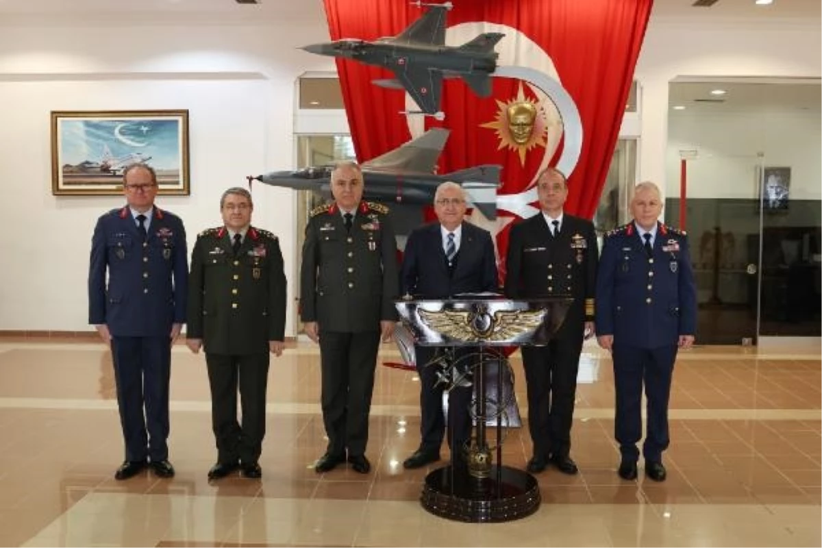 Milli Savunma Bakanı Yaşar Güler, Konya\'daki 3. Ana Jet Üs Komutanlığı\'nda İncelemelerde Bulundu
