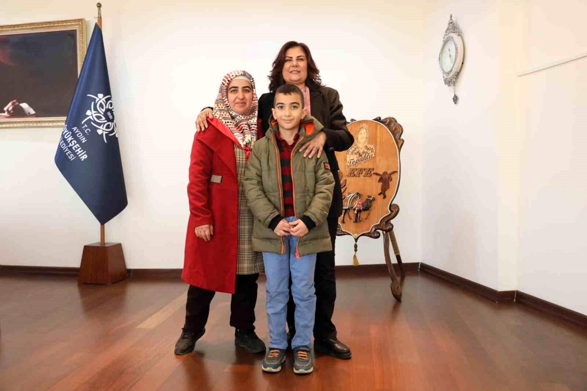 Aydın Büyükşehir Belediye Başkanı Özlem Çerçioğlu, 8 yaşındaki Ali Efran Öz\'ü makamında misafir etti