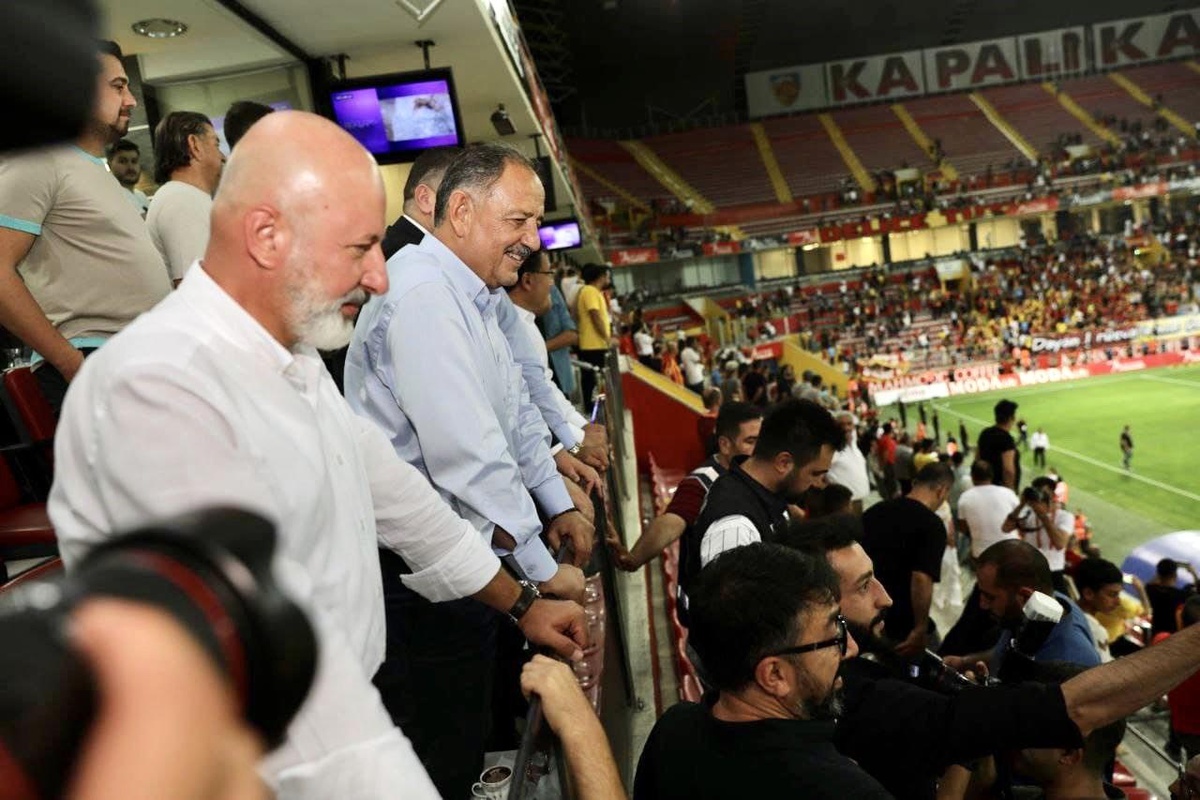 Kocasinan Belediye Başkanı Ahmet Çolakbayrakdar, Kayserispor\'a Destek Veriyor