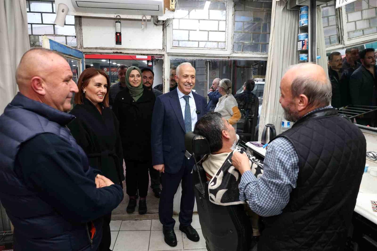 Akdeniz Belediye Başkanı Mustafa Gültak, Karaduvar Mahallesi\'nde Esnaf ve Mahalle Sakinleriyle Buluştu