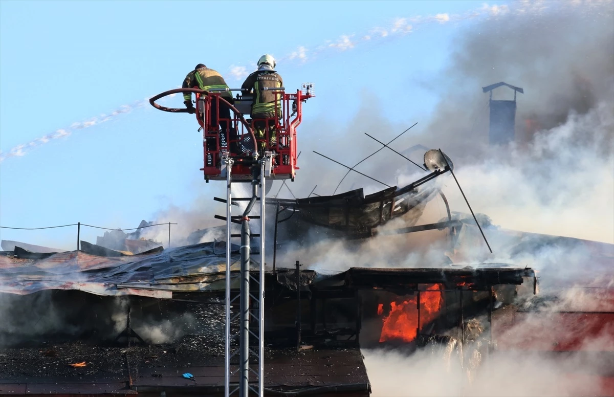 Ankara\'da 7 Katlı Apartmanın Çatısında Yangın: 4 Kişi Dumandan Etkilendi