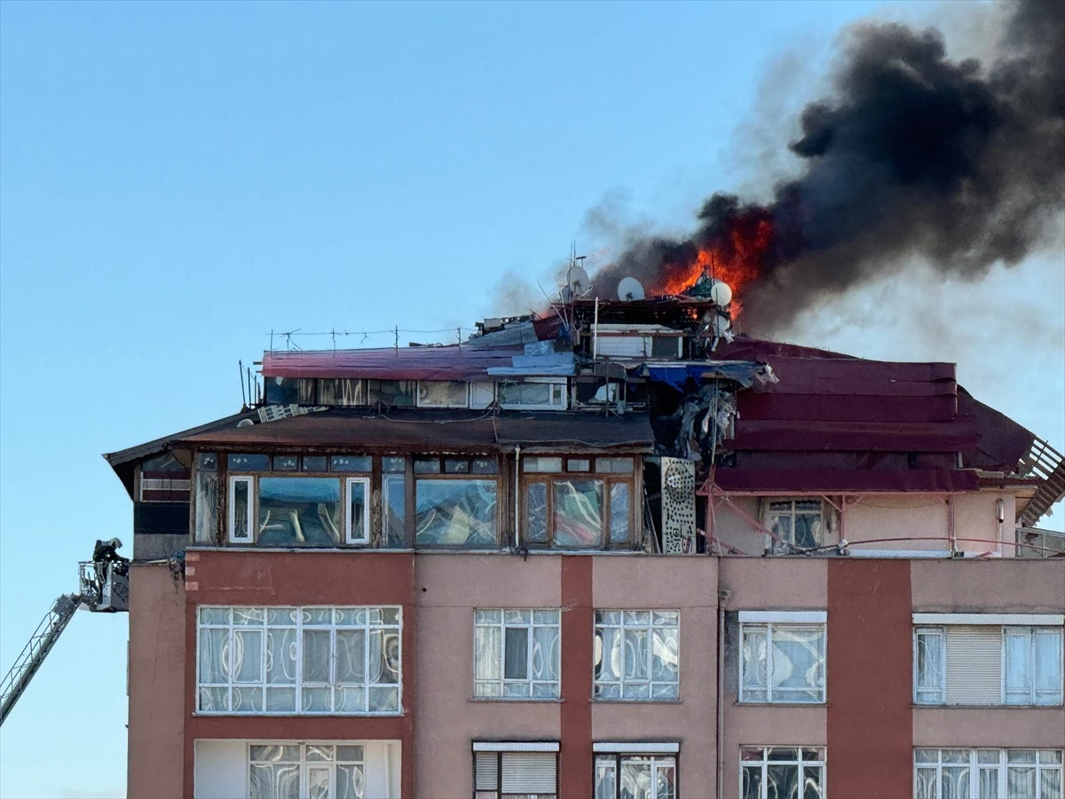 Ankara\'da 7 Katlı Apartmanın Çatısında Yangın