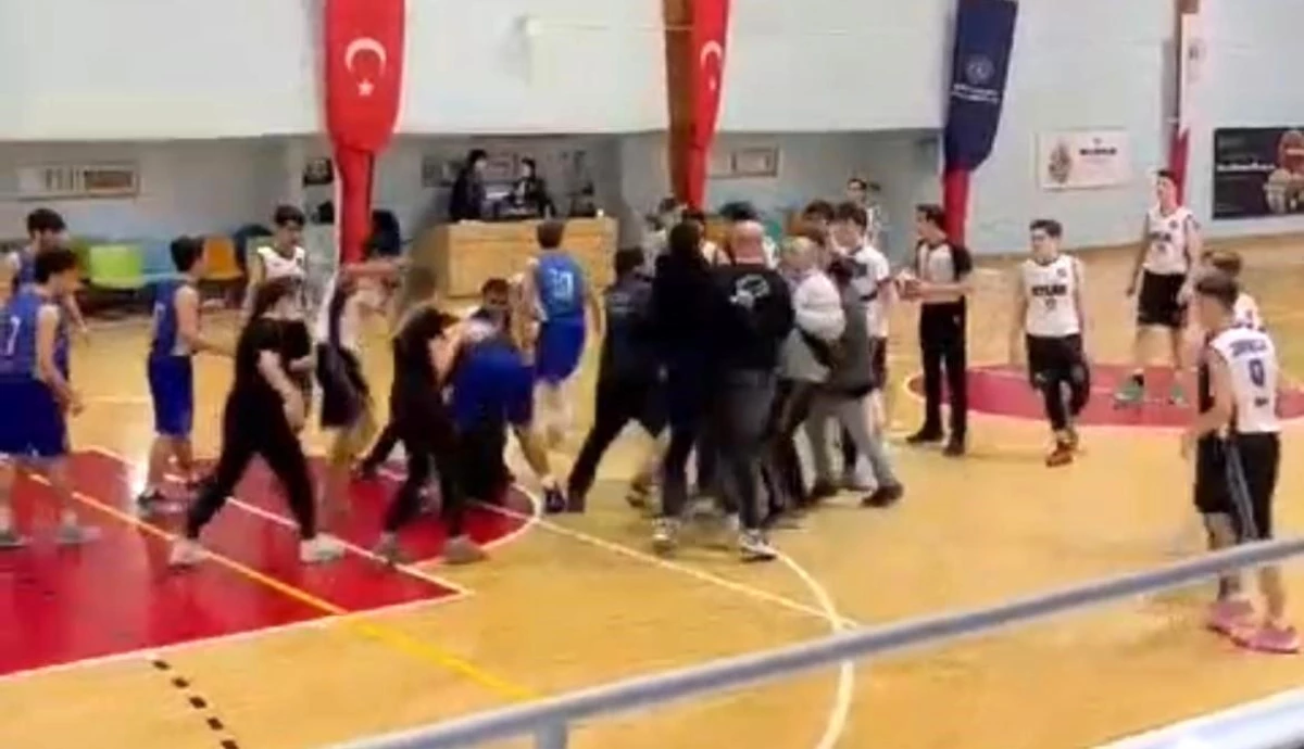 Bursa\'da U16 Basketbol Maçında Kavga Çıktı