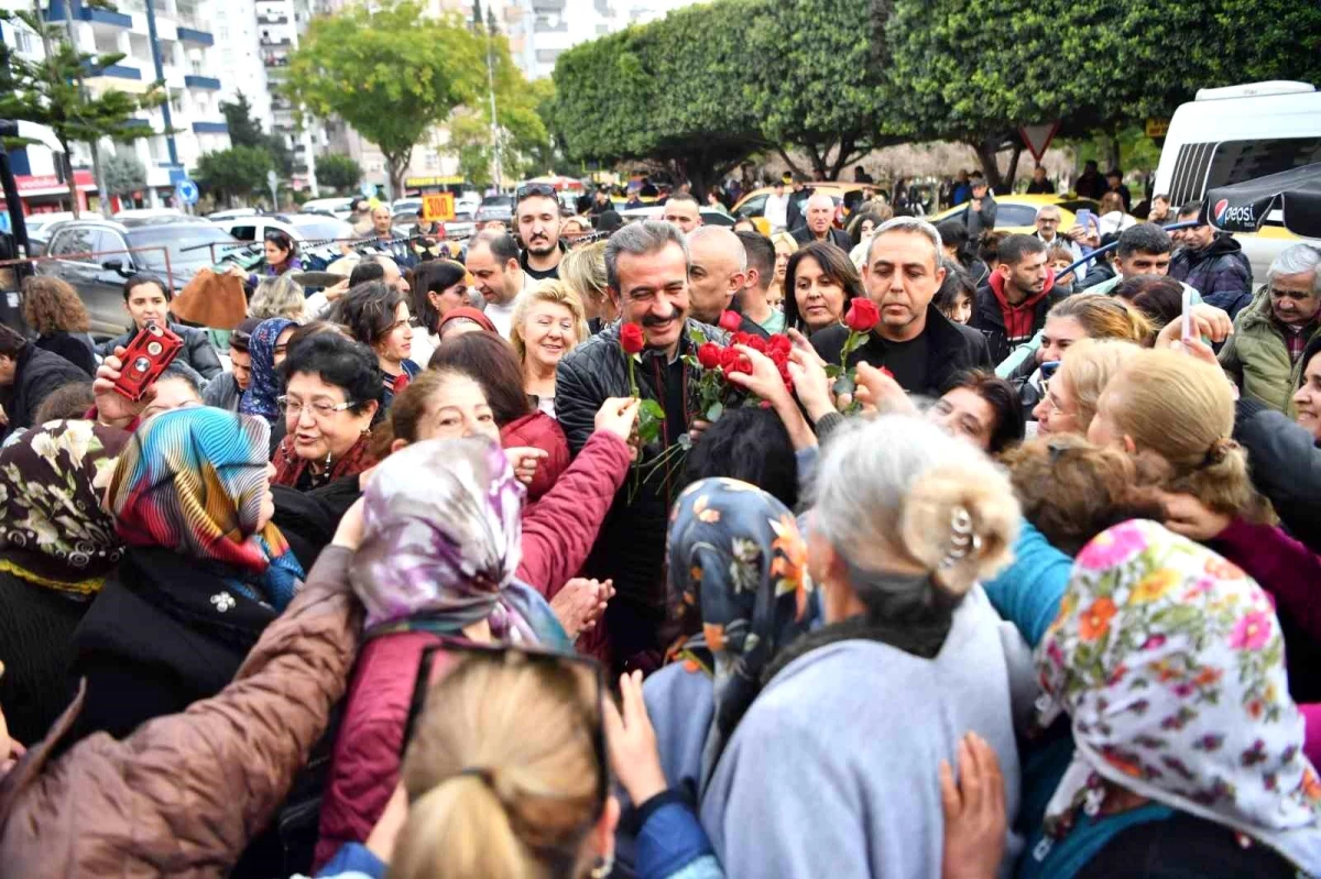 Çukurova Belediye Başkanı Sosyete Pazarında Kadınlara Gül Dağıttı