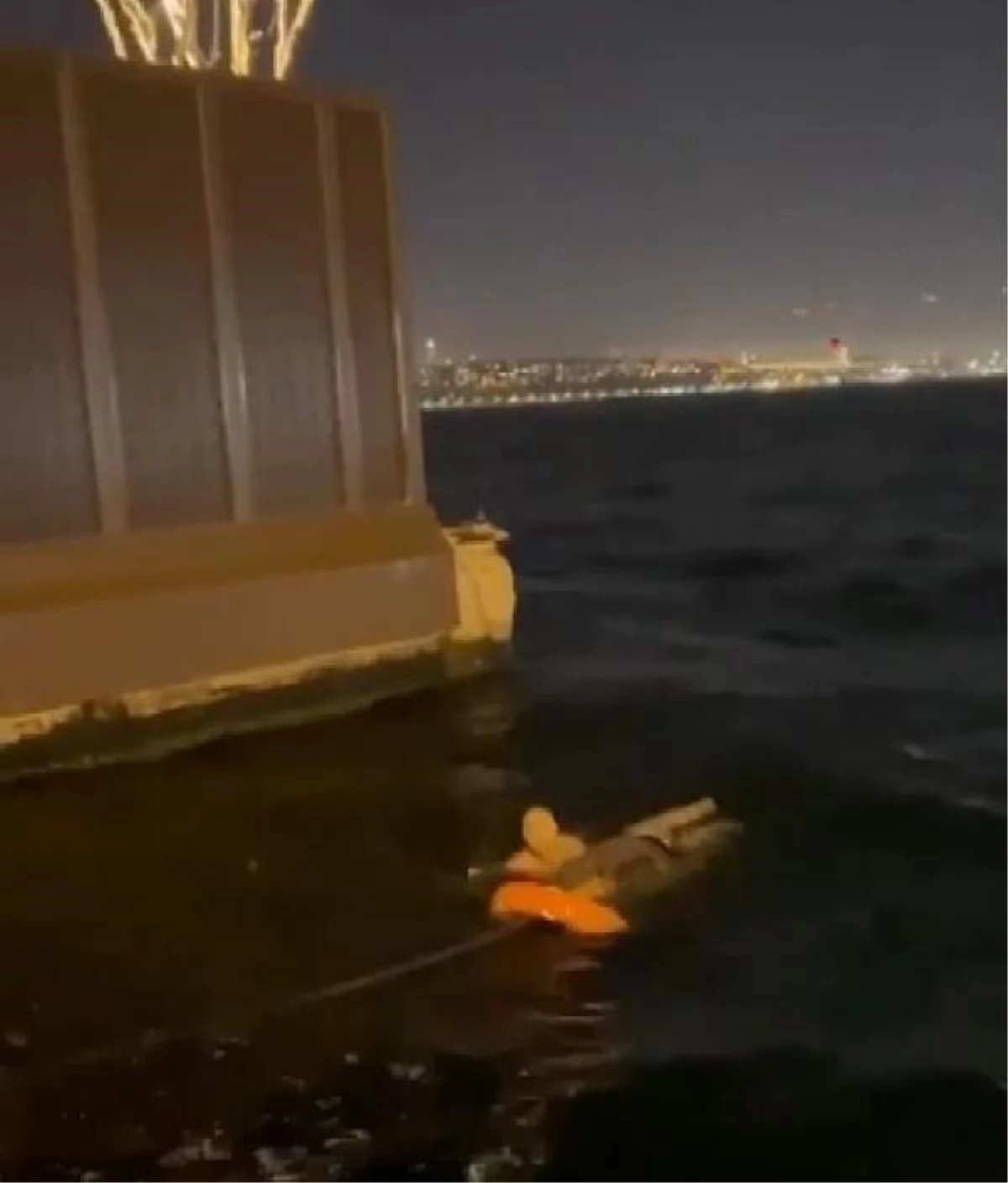 Karaköy açıklarında vapurdan düşen yolcu seyyar satıcının müdahalesiyle kurtarıldı