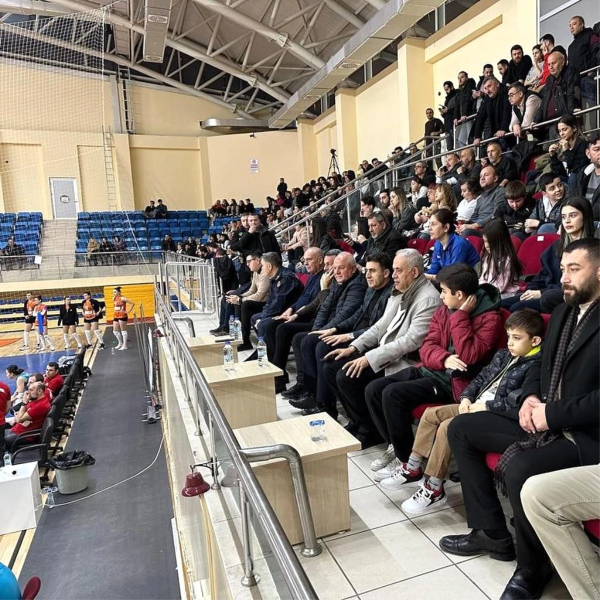 Bilecik Belediyesi Voleybol Spor Kulübü lideri devirdi