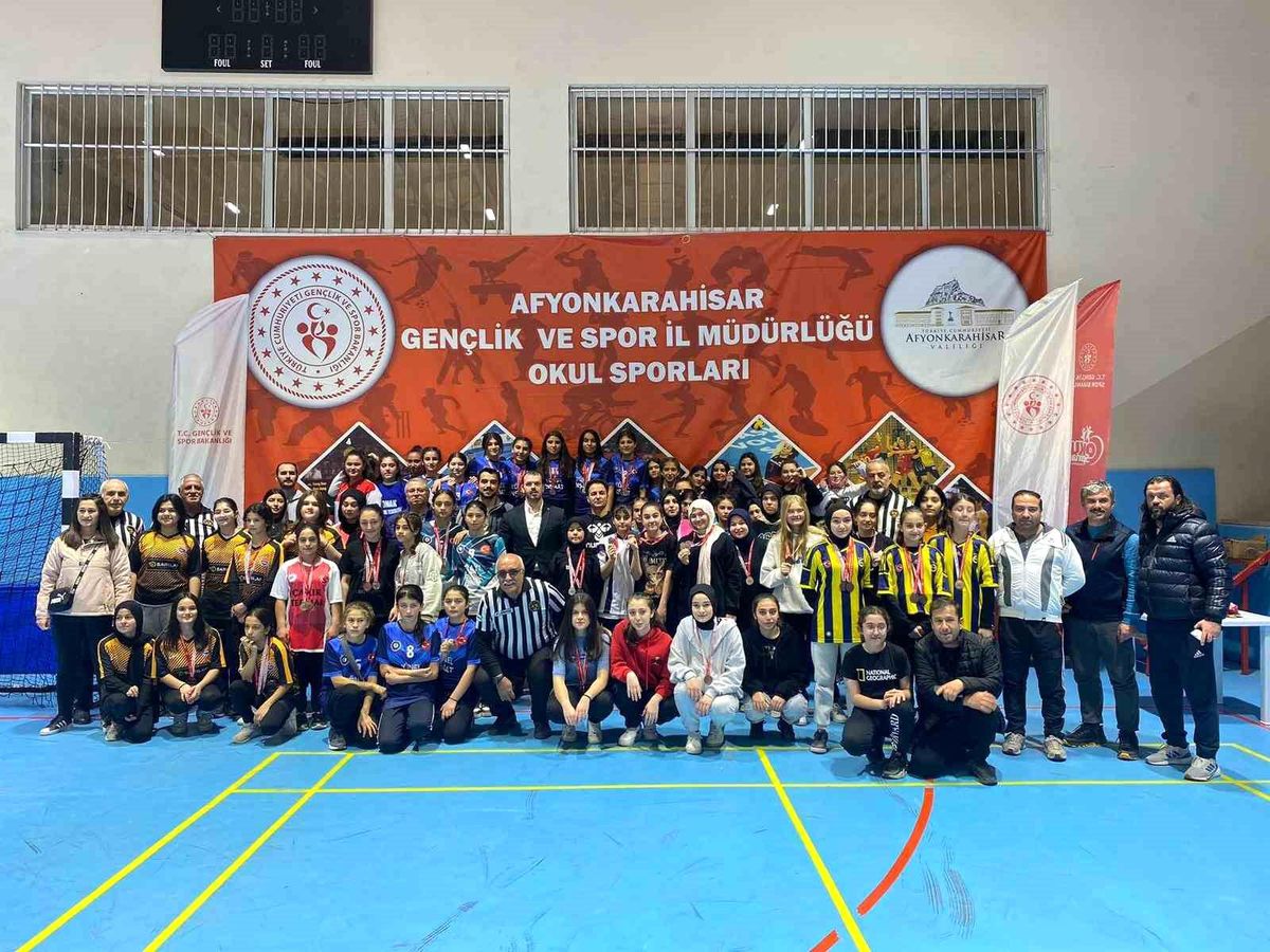 Afyonkarahisar\'da Okul Sporları Bilek Güreşi Müsabakaları Heyecanla Sonuçlandı