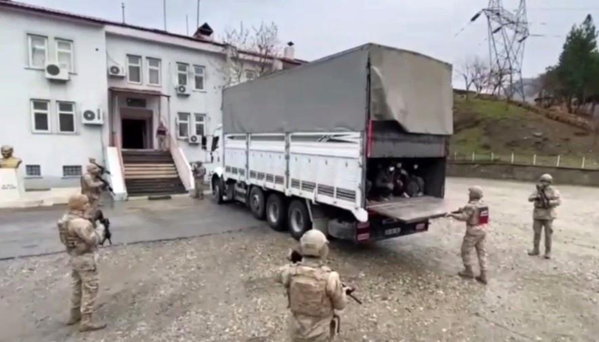 Bitlis\'te Jandarma Tarafından Yapılan Yol Kontrollerinde 76 Düzensiz Göçmen Yakalandı