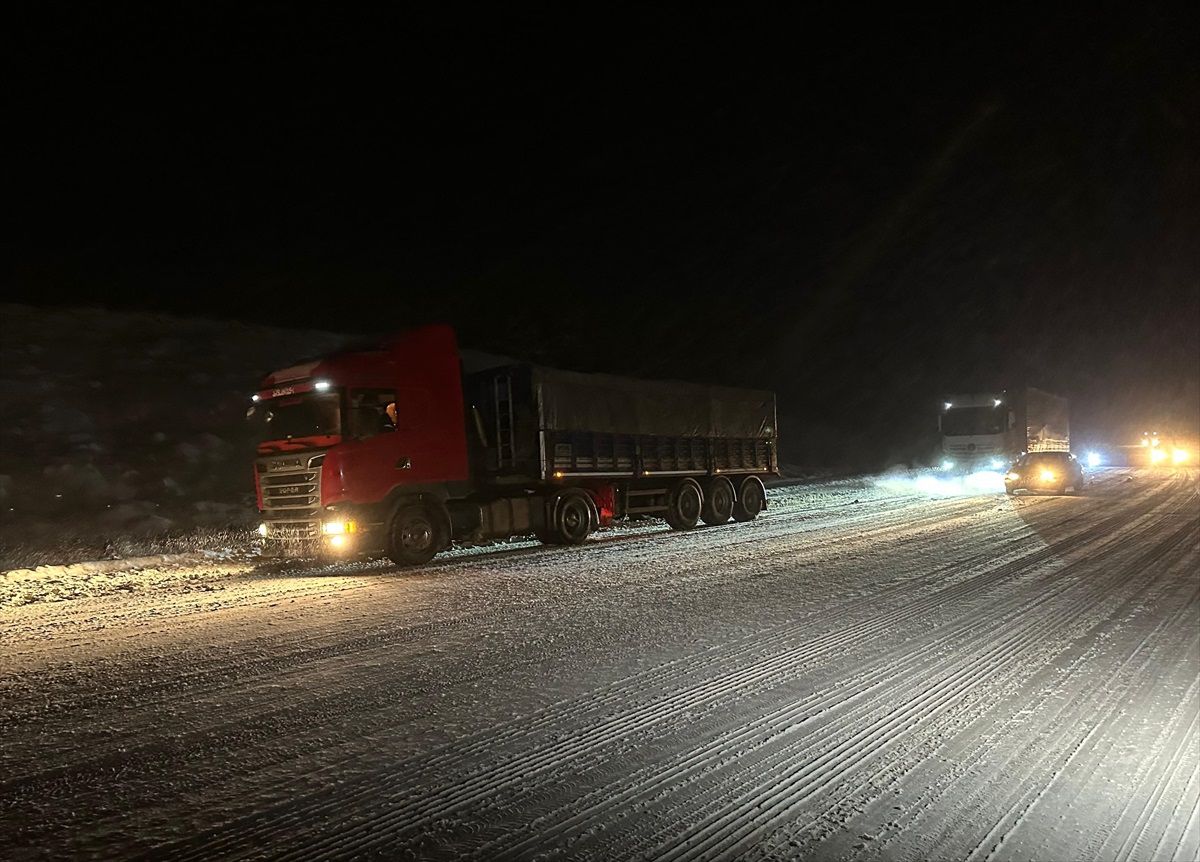 Çamlıbel Geçidi yoğun kar nedeniyle trafiğe kapatıldı