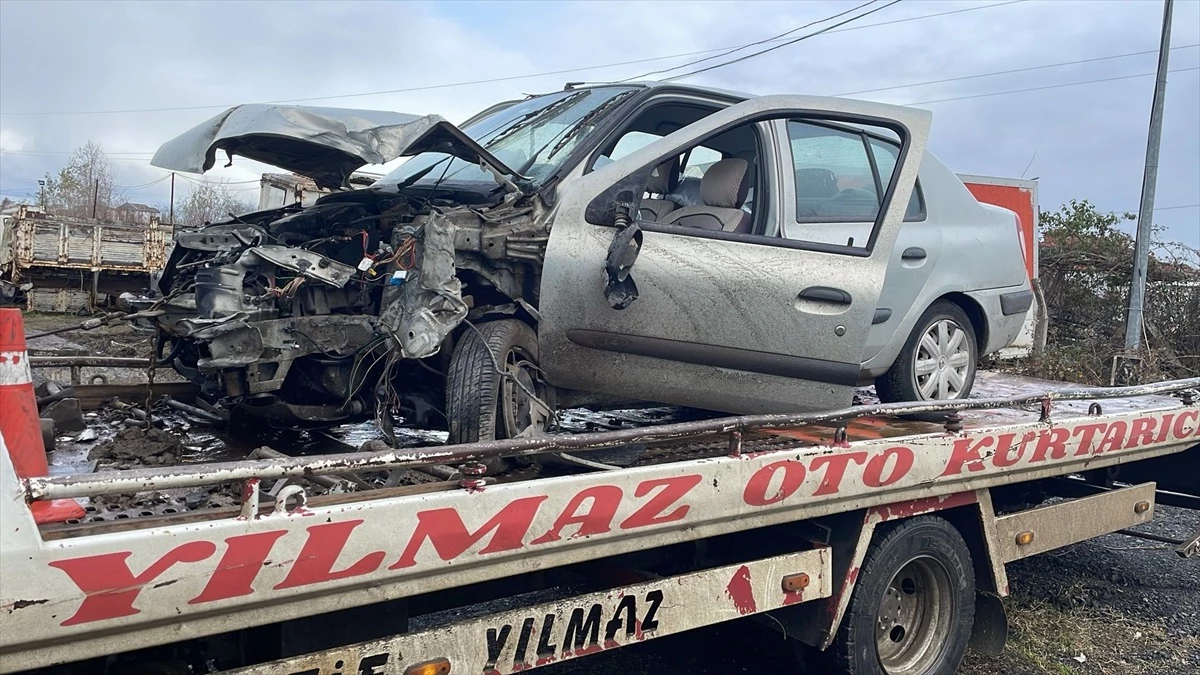 Samsun\'da Aydınlatma Direği ve Ağaca Çarpan Otomobilin Sürücüsü Yaralandı