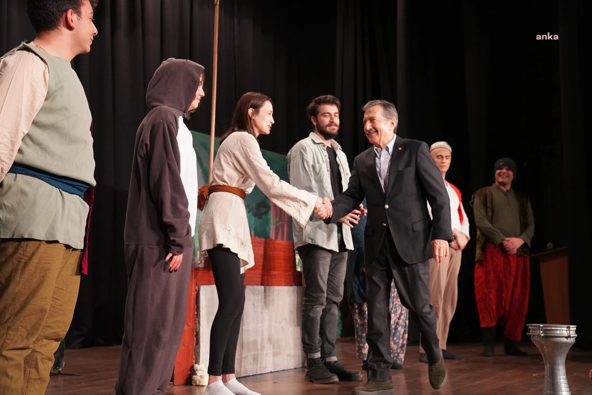 Tepebaşı Belediyesi Çocuklara Ücretsiz Tiyatro Gösterimi Düzenledi