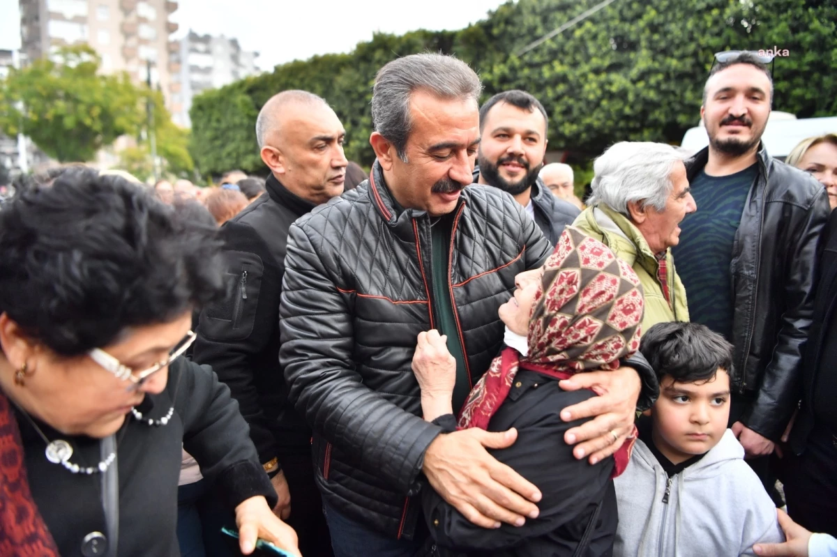 Çukurova Belediye Başkanı Sosyete Pazarında Kadınlara Gül Takdim Etti