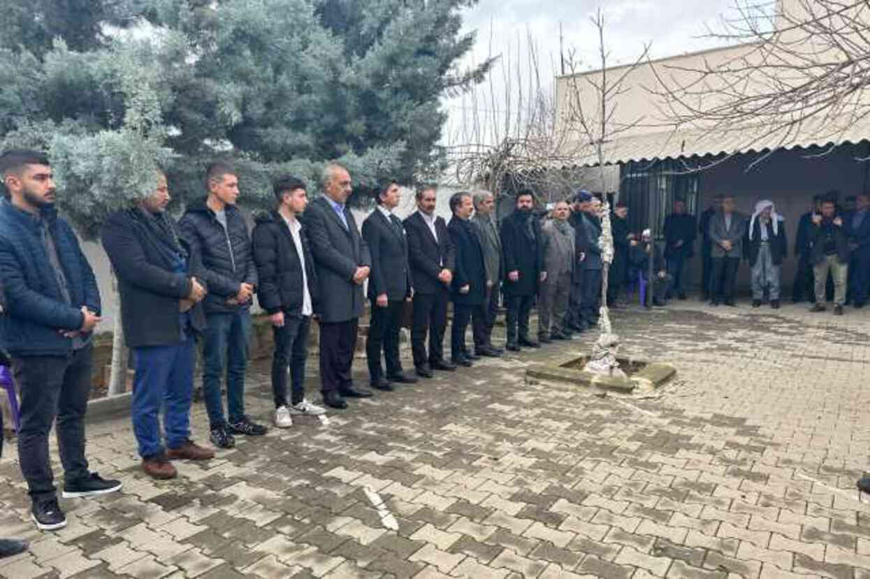 Diyarbakır'da iki aile arasındaki 3 yıllık husumet iş adamının aracılığıyla son buldu Diyarbakır'da iki aile arasındaki 3 yıllık husumet iş adamının aracılığıyla son buldu