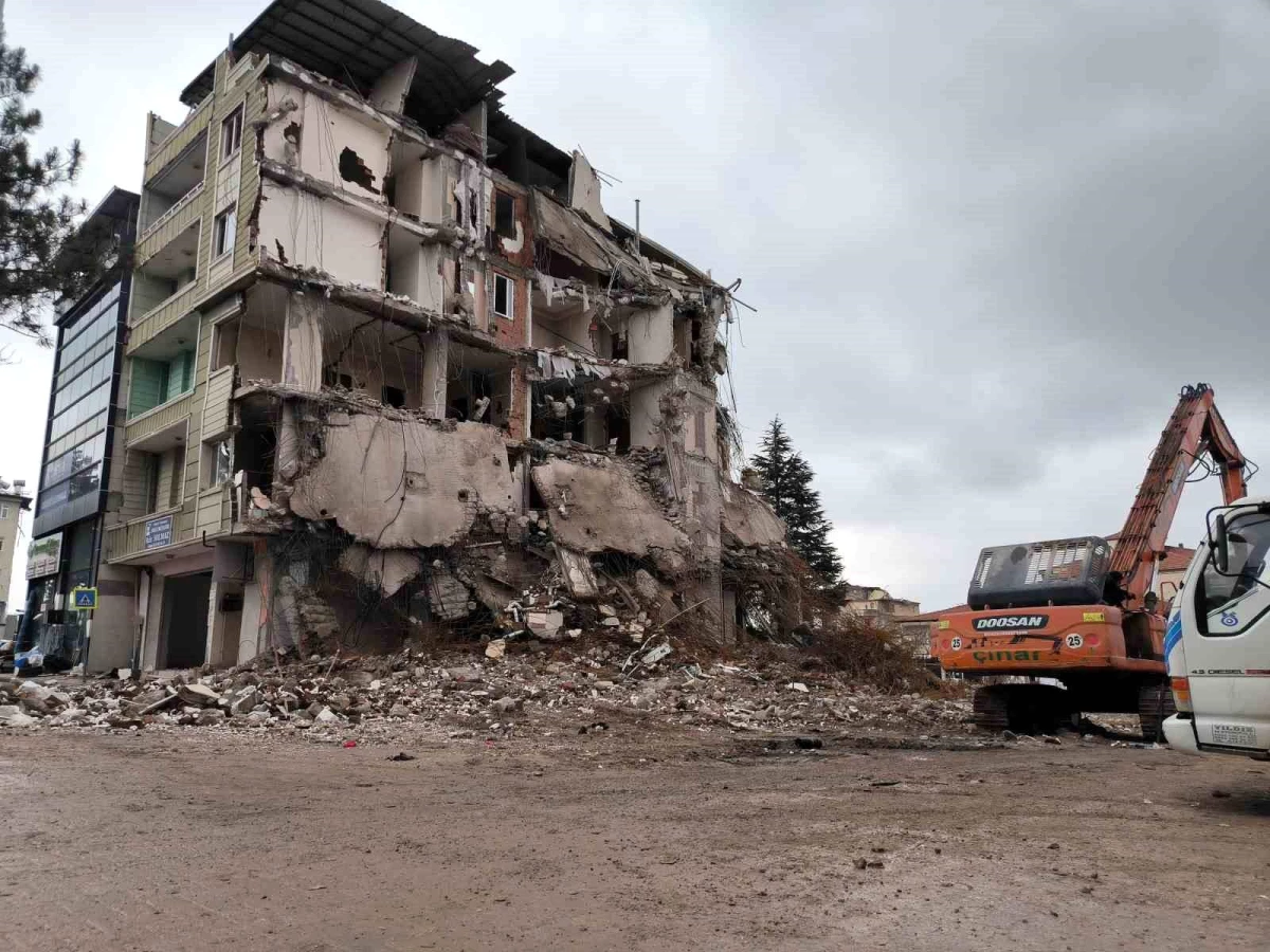 Doğanşehir ilçesinde ağır hasarlı binaların yıkımı tamamlanıyor
