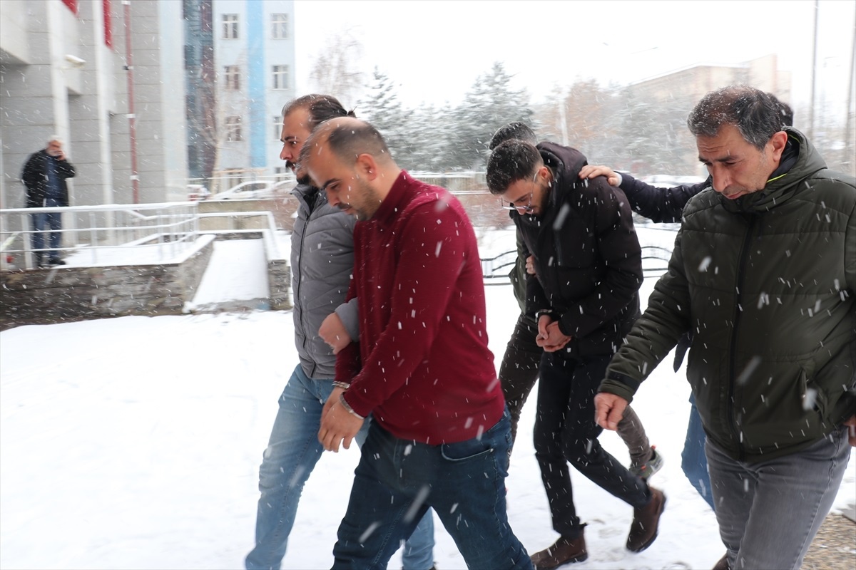 Erzurum\'da trafikte yol verme meselesi yüzünden polis memurunu darbeden zanlılar adli kontrolle serbest bırakıldı