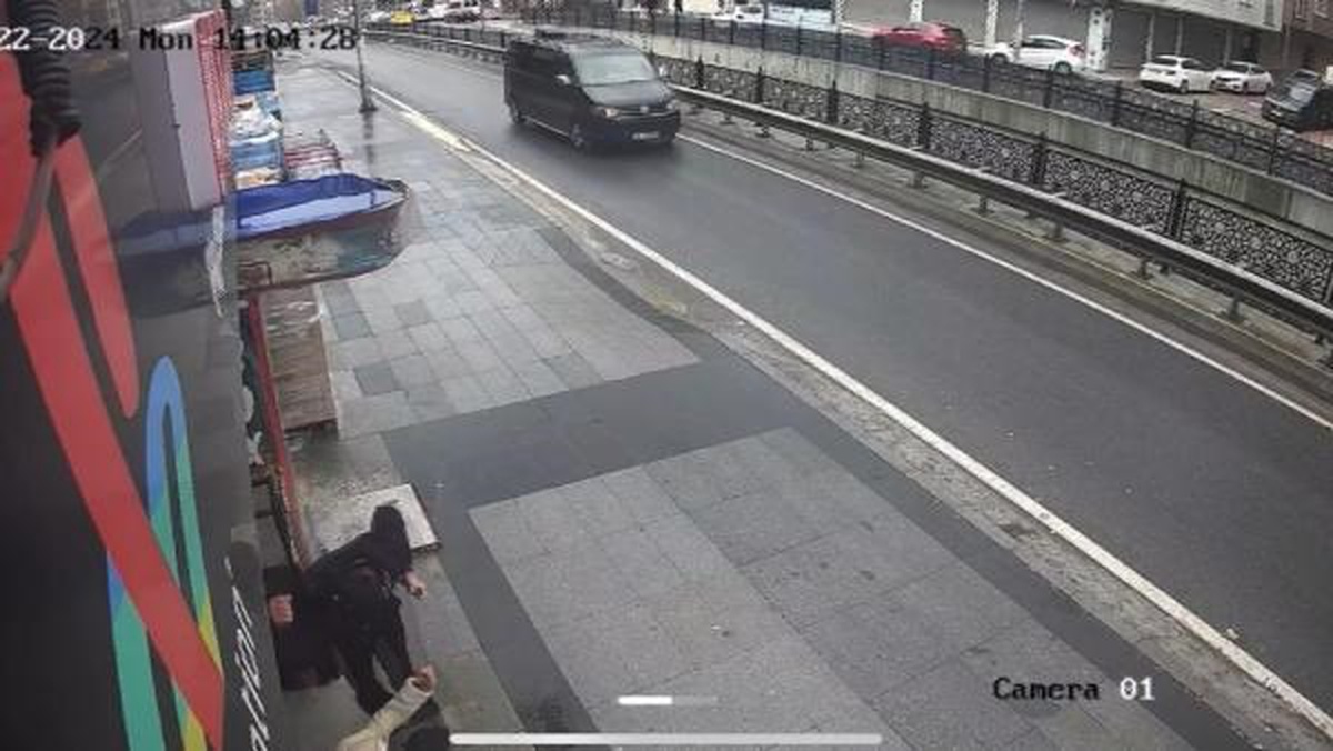 Esenyurt\'ta sokak sokak gezen bir kişi bir kadın 11 kişiyi bıçakladı