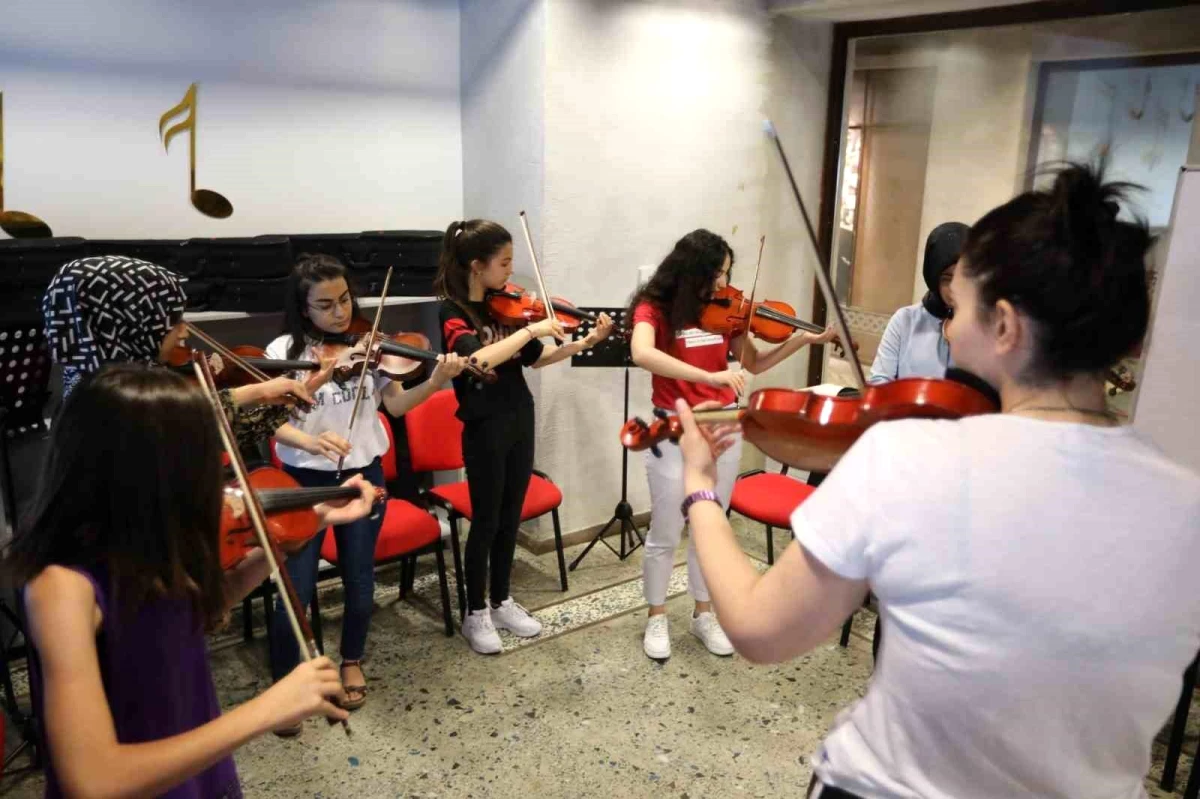 Gaziantep Büyükşehir Belediyesi, öğrenciler için sanat ve bilim kursları düzenliyor