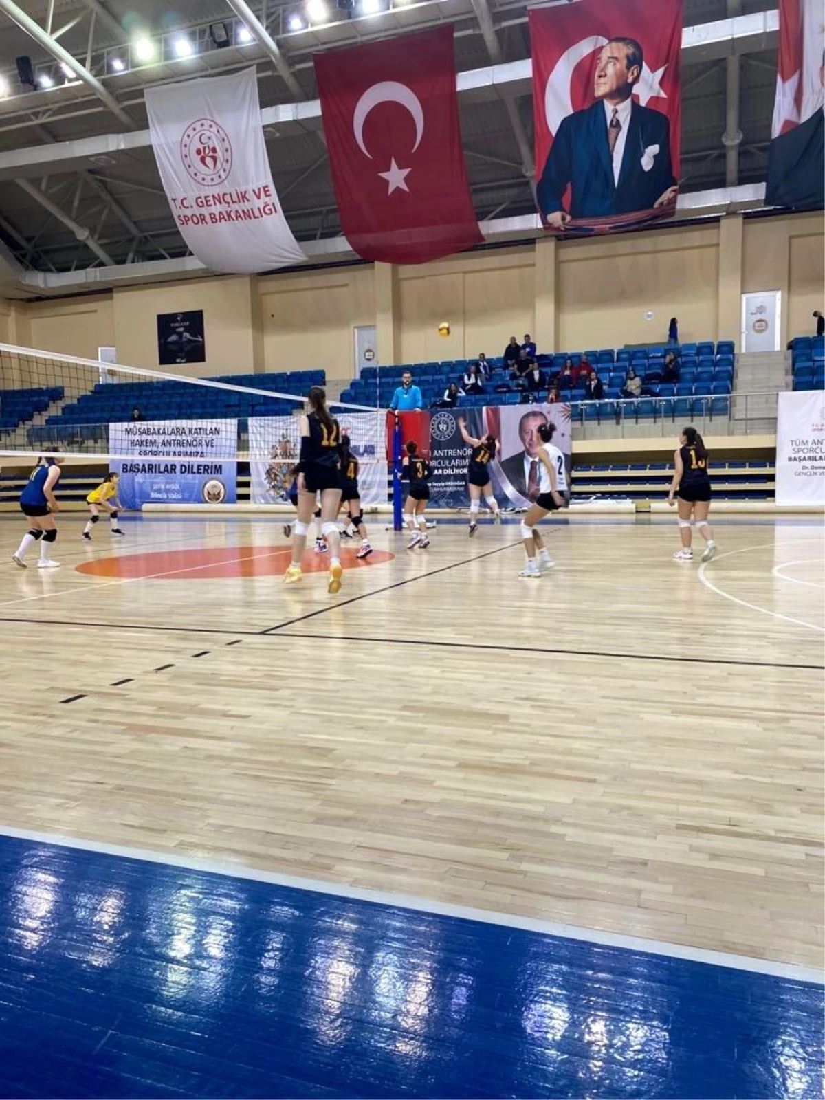 Bozüyük Belediyesi Eğitim ve Spor Kulübü Yıldız Kız Voleybol Takımı Final Grubuna Yükseldi