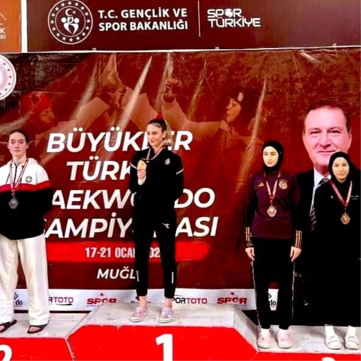 Elazığlı milli sporcu Gülse Polat, Muğla\'da düzenlenen Büyükler Taekwondo Türkiye Şampiyonasında 3. oldu